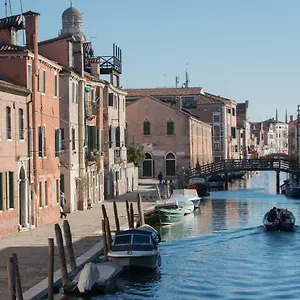 Art Painting With Canal View Appartement